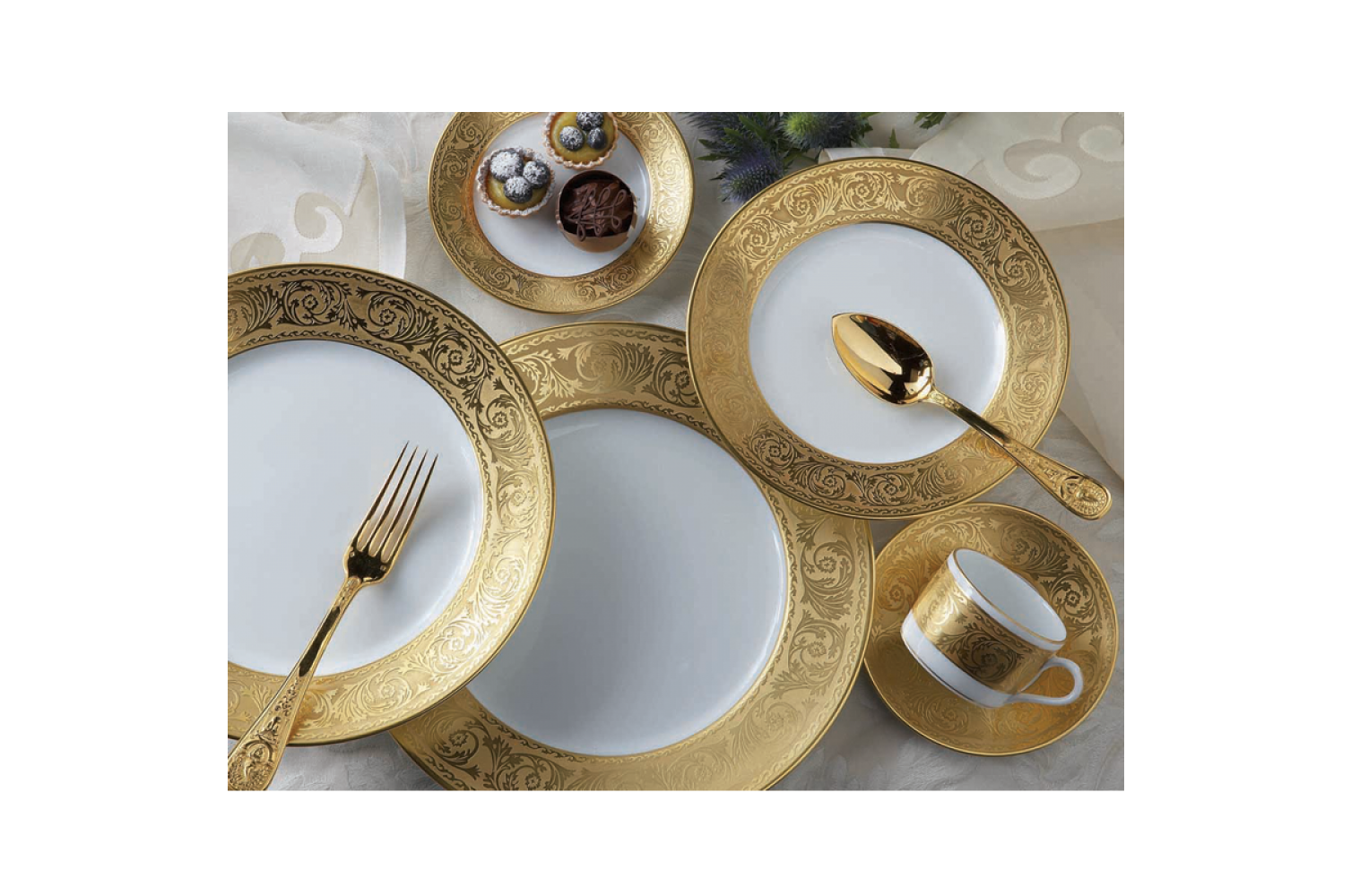 VERSAILLES  GOLD  5 PIECE PLACE SETTING